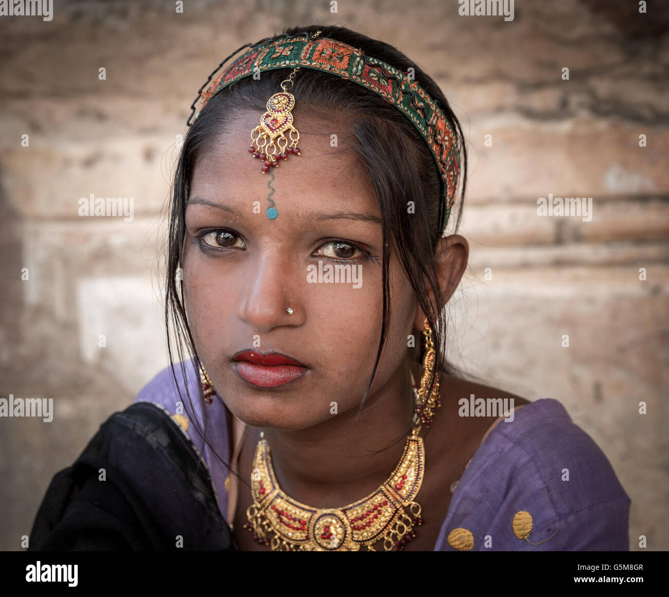 Junge Frau im traditionellen Sari, Pushkar, Rajasthan, Indien Stockfoto