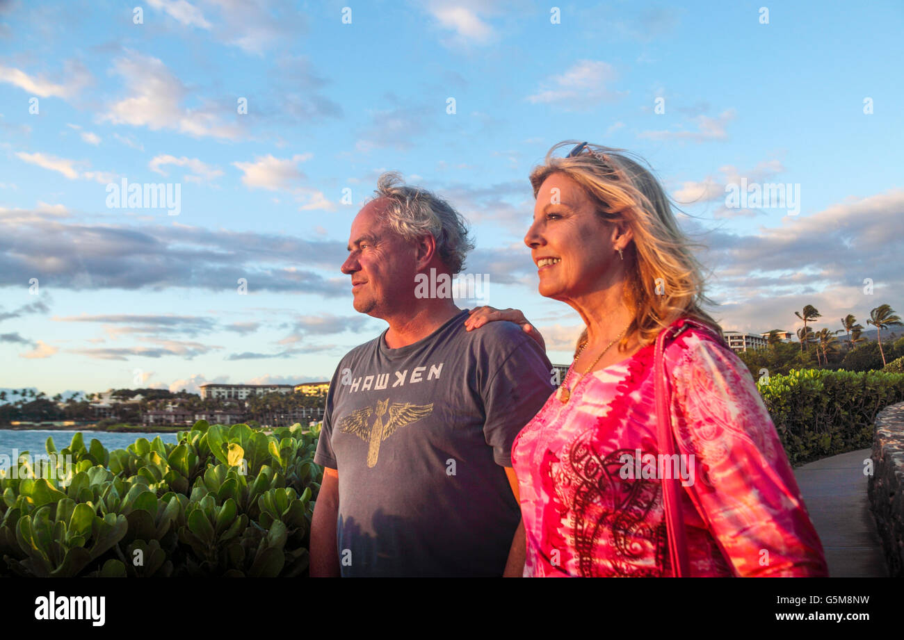 Goldenes Licht auf Touristen genießen Küstenweg in Wailea, Maui, bei Sonnenuntergang Stockfoto