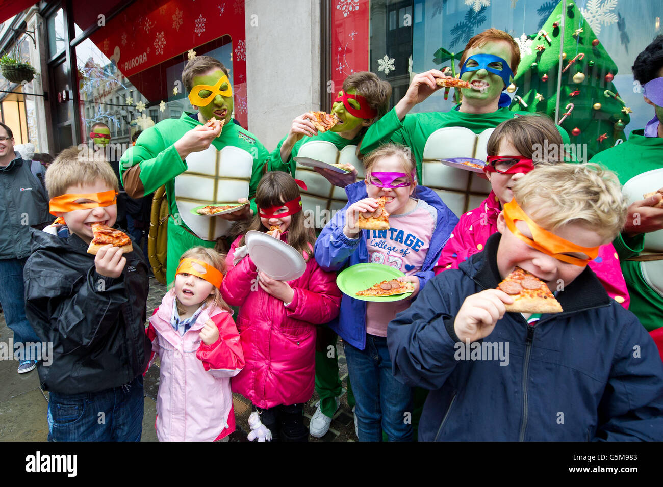 Vor dem Hamleys Toyshop in der Londoner Regent Street warten die Leute an, um die exklusive frühe Markteinführung der neuen Teenage Mutant Ninja Turtles Action Figure Kollektion zu erleben, die nur einen Tag lang eine limitierte Night Shadow Leonardo Figur enthält. DRÜCKEN Sie VERBANDSFOTO. Bilddatum: Samstag, 24. November 2012. Nach der exklusiven Sonderveranstaltung werden die neuen Turtles-Spielzeuge am 1. Dezember bundesweit pünktlich zur Weihnachtszeit auf den Markt kommen. Bildnachweis sollte lauten: Matt Crossick/PA Wire Stockfoto