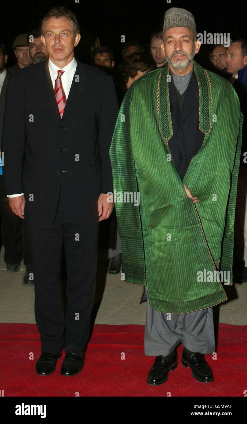 Der britische Premierminister Tony Blair (L) steht bei seiner Ankunft auf dem Luftstützpunkt Bagram mit dem Interimsführer Hamid Karzai (R) in Afghanistan zusammen. Blair flog am Montag nach Afghanistan und wurde damit der erste westliche Regierungschef, der das Land seit dem Sturz des Taliban-Regimes besuchte. Stockfoto
