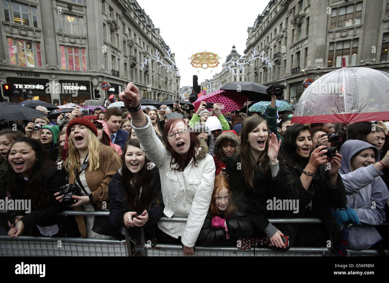 Die Menge jubelte McFly während des American Express Shop West End VIP (Very Important Pedestrian) Day, an dem die Oxford Street und die Regent Street im Zentrum Londons verkehrsfrei sein werden und die Straßen von 0800 bis 2000 für den Verkehr gesperrt sind. Stockfoto