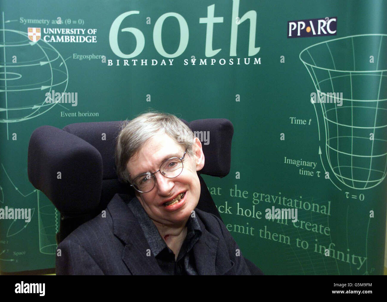 Professor Stephen Hawking besucht am 8. Januar 2002 eine Fotozelle am Center for Mathematical Sciences der Universität Cambridge, um seinen 60. Geburtstag zu feiern. Hawking wird auf seinem 60. Geburtstagssymposium eine Rede halten, um seine Beiträge zur fundamentalen Physik und Kosmologie zu feiern. Der Professor leidet an einer Form der amyotorischen Lateralsklerose. Stockfoto