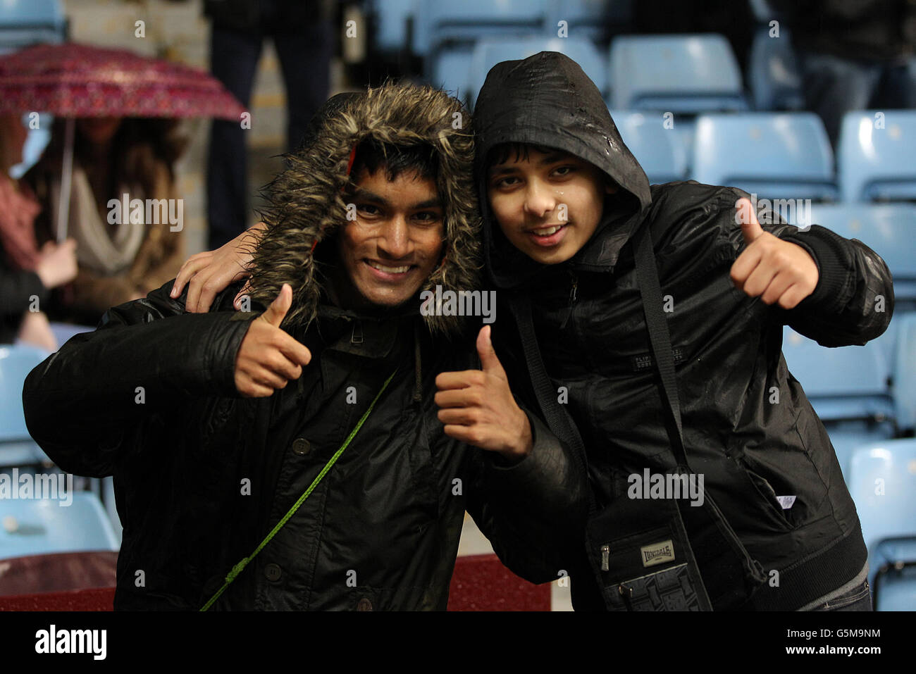 Fußball - Barclays Premier League - Aston Villa gegen Arsenal - Villa Park. Die Fans der Aston Villa zeigen ihre Unterstützung auf den Tribünen trotz der nassen Bedingungen Stockfoto