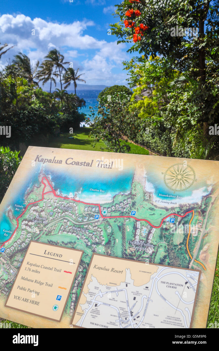 Interpretierende Zeichen mit Karte für Kapalua Coastal Trail in Kapalua, Maui, mit Oneloa Strand in Ferne Stockfoto