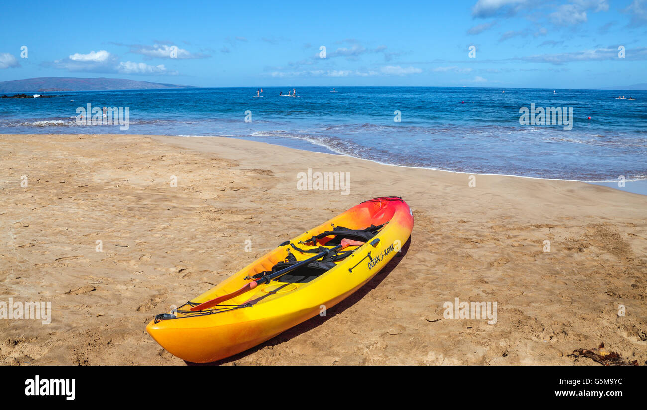 Kajak in Wailea Beach und Strandurlauber im Meer Stockfoto
