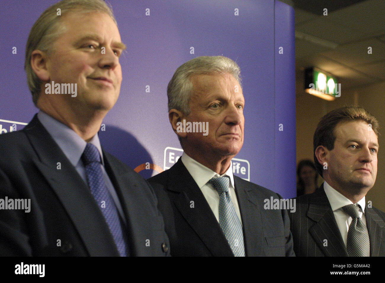 Führungskräfte der Equitable Life (von links) Charles Thomson, Chief Executive Officer, Vanni Treves, Chairman, und Charles Bellrindger, Finance Director, bevor sie ein Treffen im Wembley Conference Center, London, abhalten. *... dass die Versicherungsnehmer persönlich über Kompromissmaßnahmen zur Stabilisierung der in Schwierigkeiten geratenen Versicherungsgesellschaft abstimmen. Stockfoto