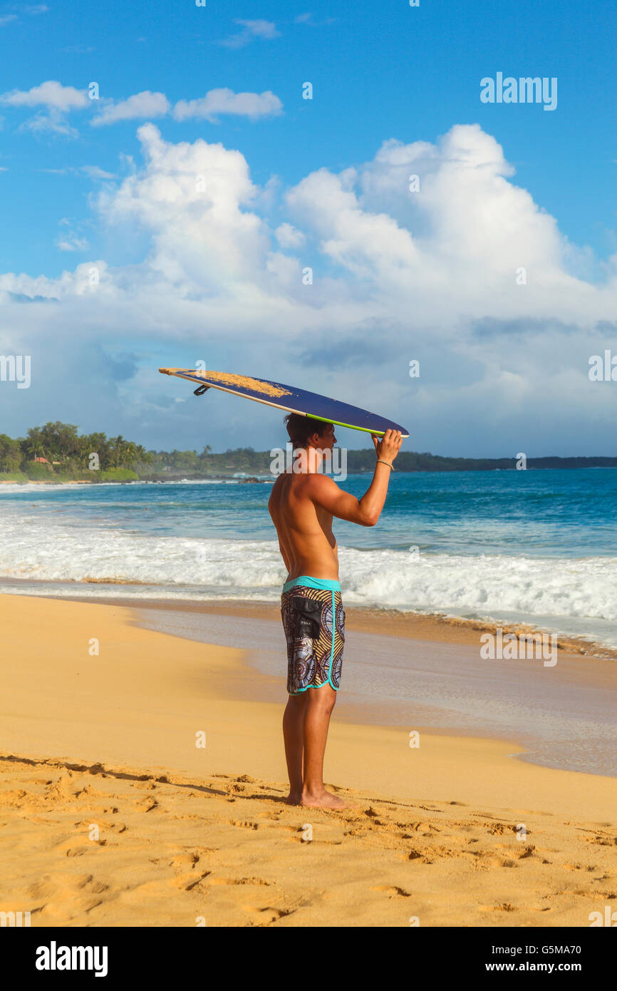 Skimboarder am Big Beach im Makena State Park Uhren Wellen Stockfoto