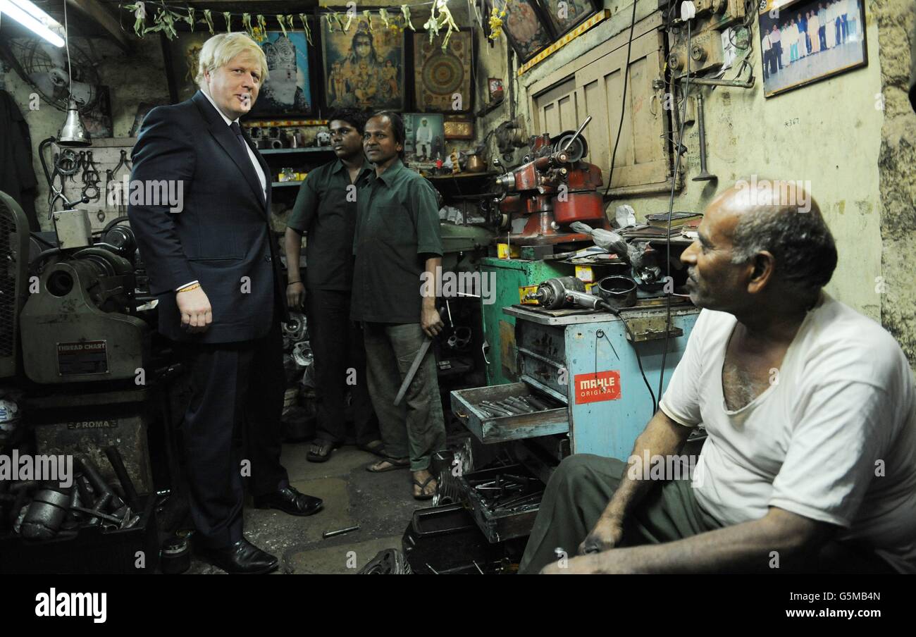 Der Londoner Bürgermeister Boris Johnson trifft Marktteilnehmer in Hyderabad in Zentralindien, bevor er sich vor der Reise nach Mumbai mit führenden Geschäftsleuten trifft. Stockfoto