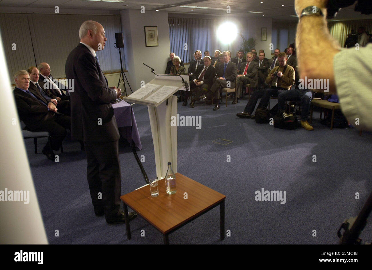 Der konservative Führer Iain Duncan Smith im KPMG-Rechnungsgebäude in Birmingham sprach mit Geschäftsführern aus den Midlands. Stockfoto