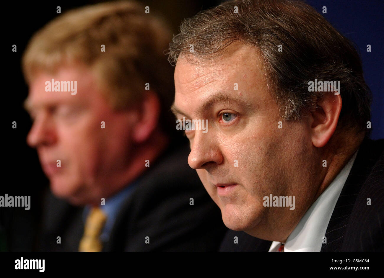 Professor Roger Boyle National Director for Heart Disease (links) und Bruce Keogh Secretary of the Society of Cardiothoracic Surgeons (rechts) bei einer Pressekonferenz im Gesundheitsministerium im Zentrum von London. * ... Die erste Liga der Sterblichkeitsraten von Herzchirurgen wurde von der Regierung in ihrer lang erwarteten Antwort auf die Herzchirurgieuntersuchung in Bristol versprochen. Gesundheitsminister Alan Milburn kündigte nach dem Skandal im Bristol Royal Infirmary, wo 29 Kinder starben, ein Reformpaket zum Aufbau eines sichereren und rechenschaftsinderen NHS an. Stockfoto