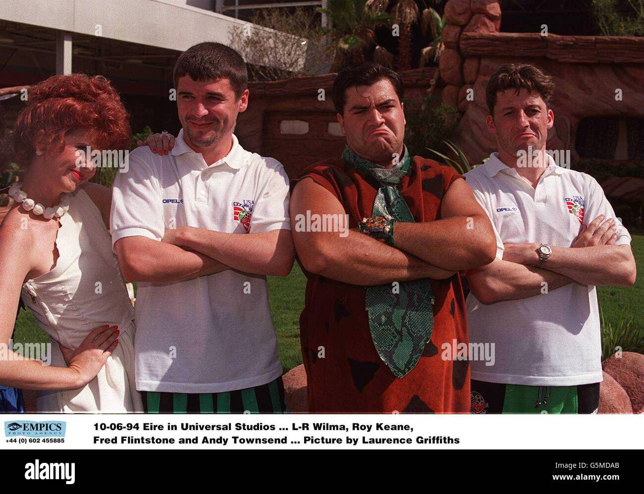 10/6/94 Irland in den Universal Studios ... L-R Wilma, Roy Keane, Fred Flintstone und Andy Townsend Stockfoto 10/6/94 Irland in den Universal Studios ... L-R Wilma, Roy Keane, Fred Flintstone und Andy Townsend Stockfoto