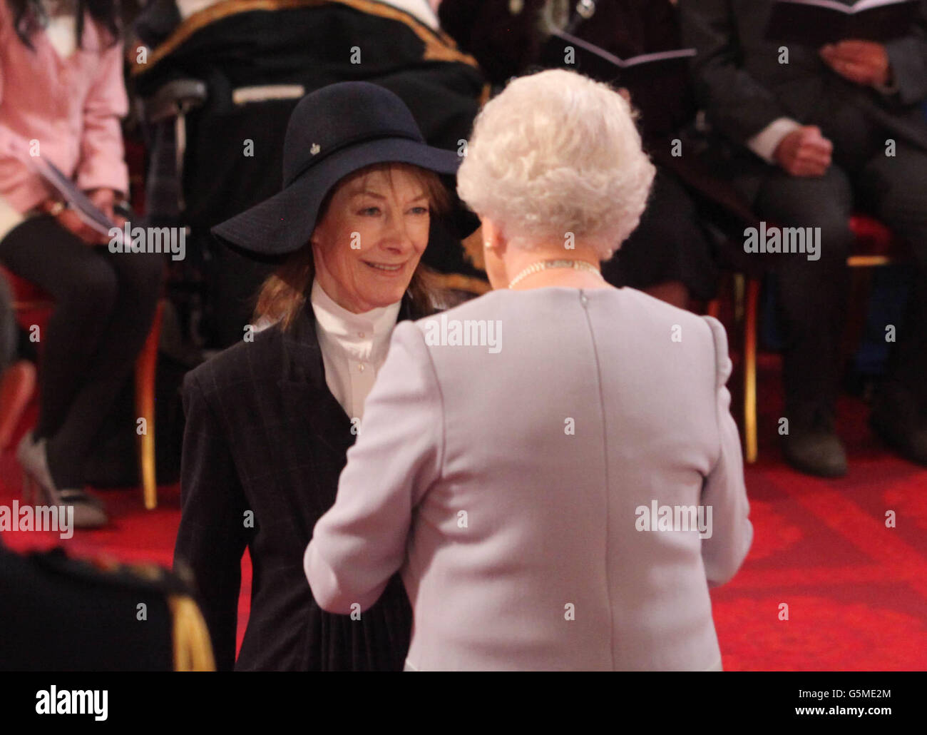 Die Schauspielerin Jean Marsh erhält ihre OBE-Medaille (Officer of the British Empire) von Queen Elizabeth II. Während einer Investiturfeier im Buckingham Palace im Zentrum von London. Stockfoto