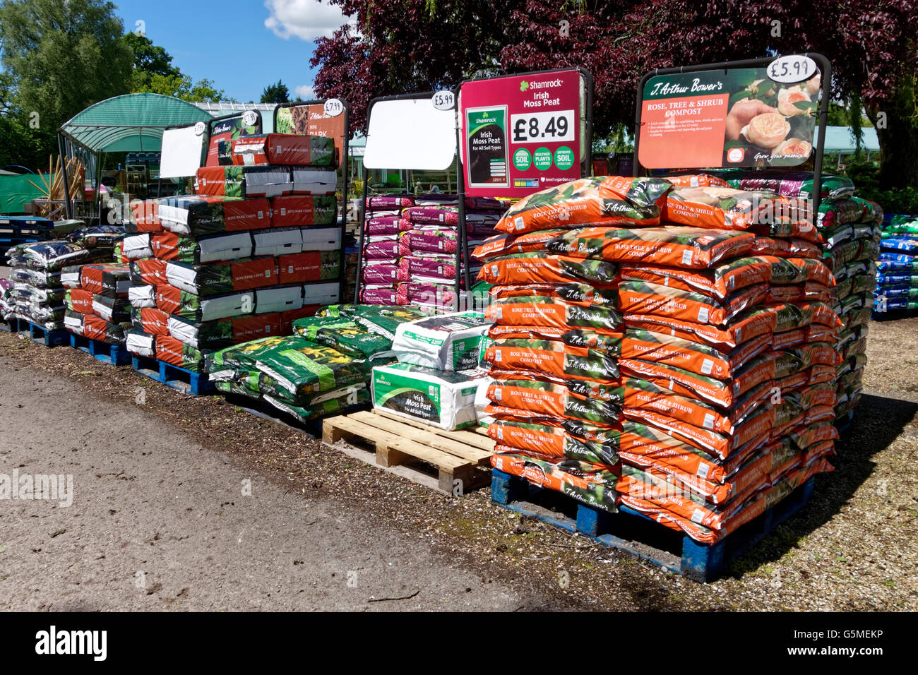 Taschen von Gartenarbeit Kompost zum Verkauf des Lakeside Garden Centre, Crockerton, Wiltshire, Vereinigtes Königreich. Stockfoto