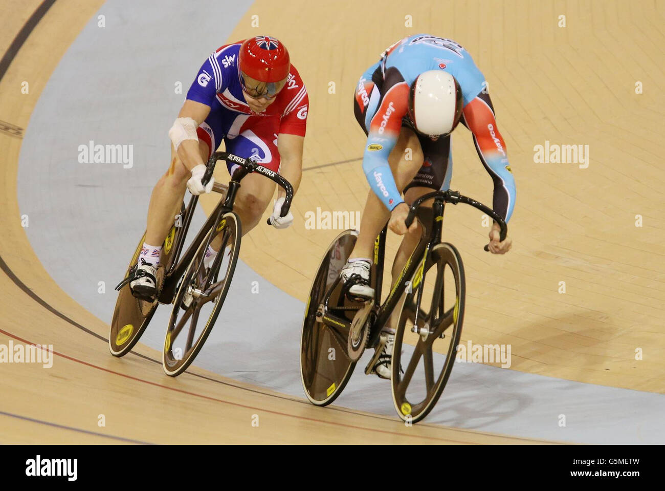 Der britische Philip Hindes in Aktion mit Peter Lewis in ihrem Sprint Quarter Final B während des UCI Track Cycling World Cup im Sir Chris Hoy Velodrome in der Emirates Arena in Glasgow. Stockfoto