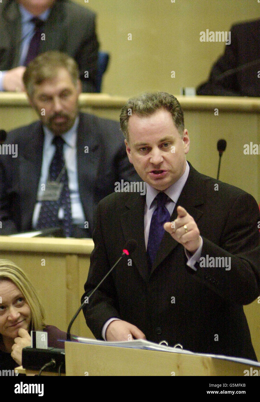 First Minister Jack McConnell beantwortet während der Fragestunde im schottischen Parlament in Edinburgh Fragen des Führers der schottischen Nationalpartei John Swinney. 05/09/02 : der erste Minister stand heute vor seinem ersten Kopf-an-Kopf-Kampf seit über zwei Monaten mit dem SNP-Chef John Swinney. Herr McConnell und Herr Swinney standen bei den Anfragen des Ersten Ministers für den ersten Showdown des neuen Parlamentarischen Jahres im Quadrat. McConnell nahm an dem Wettbewerb Teil, beflügelt durch seine jüngsten Versuche, die Rolle des internationalen Staatsmannes auf dem Erdgipfel in Südafrika zu spielen. Stockfoto