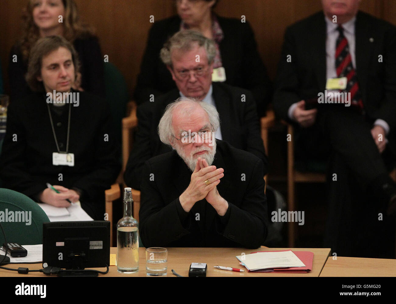 Dr. Rowan Williams, der scheidende Erzbischof von Canterbury während einer Sitzung der Generalsynode der Kirche von England - wo eine Abstimmung über die endgültige Genehmigung der Gesetzgebung zur Einführung der ersten weiblichen Bischöfe stattfinden wird - im Church House im Zentrum von London. Stockfoto