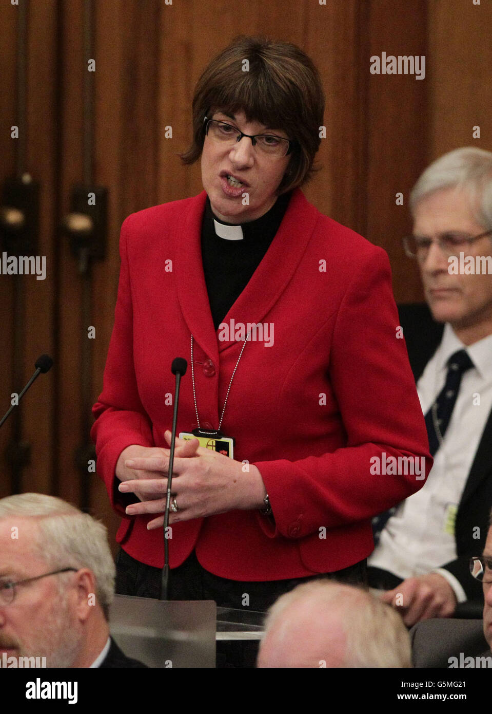 Die Ehrwürdige Rachel Treweek, Erzdiakon von Hackney spricht während einer Sitzung der Generalsynode der Kirche von England - wo eine Abstimmung über die endgültige Genehmigung der Gesetzgebung zur Einführung der ersten Frauen Bischöfe stattfinden wird - im Church House im Zentrum von London. Stockfoto