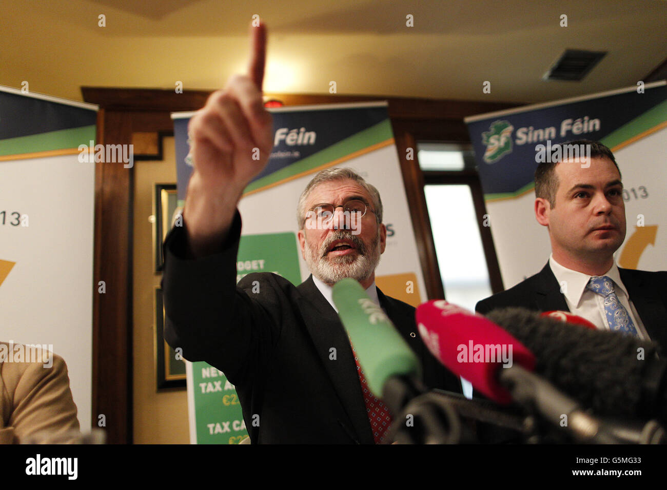Sinn Fein's Gerry Adams (links) und Pierce Doherty bei ihrer Pressekonferenz zur Vorlage des Budgets 2013 im Buswells Hotel, Dublin. Stockfoto