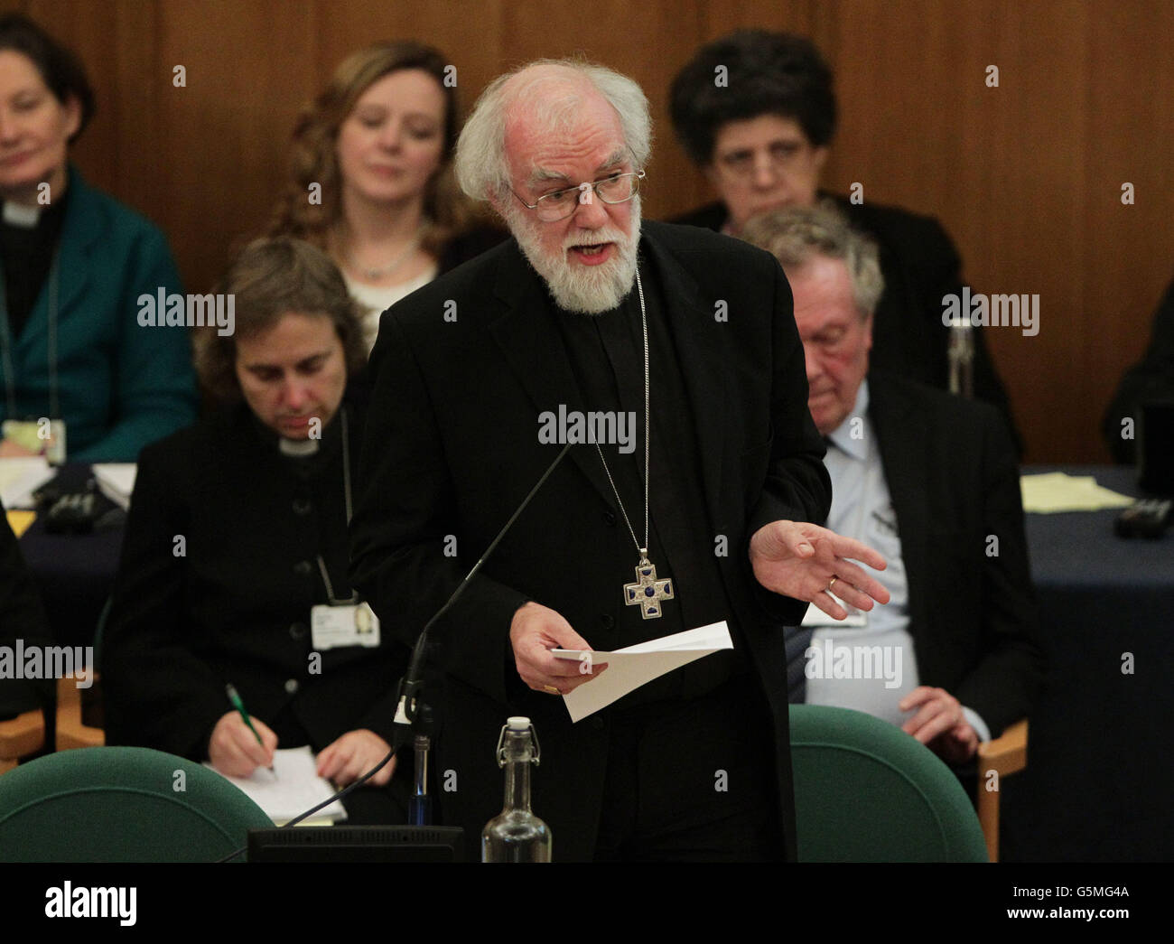 Dr. Rowan Williams, der scheidende Erzbischof von Canterbury, sprach während einer Sitzung der Generalsynode der Kirche von England - wo eine Abstimmung über die endgültige Genehmigung der Gesetzgebung zur Einführung der ersten weiblichen Bischöfe stattfinden wird - im Church House im Zentrum von London. Stockfoto