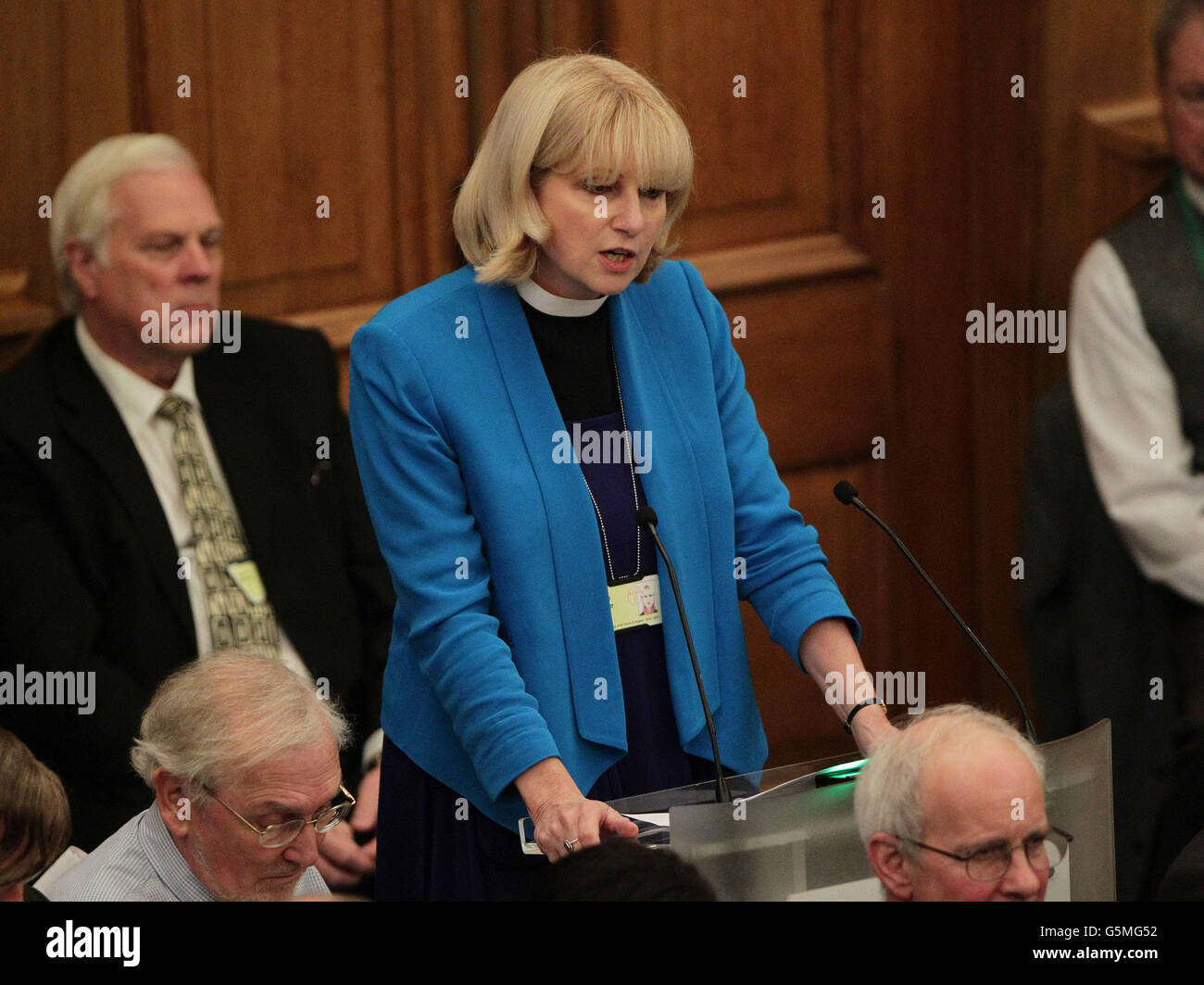 Canon Rosie Harper spricht während einer Sitzung der Generalsynode der Church of England - wo eine Abstimmung darüber stattfinden wird, ob die Gesetzgebung zur Einführung der ersten weiblichen Bischöfe endgültig genehmigt werden soll - im Church House im Zentrum von London. Stockfoto