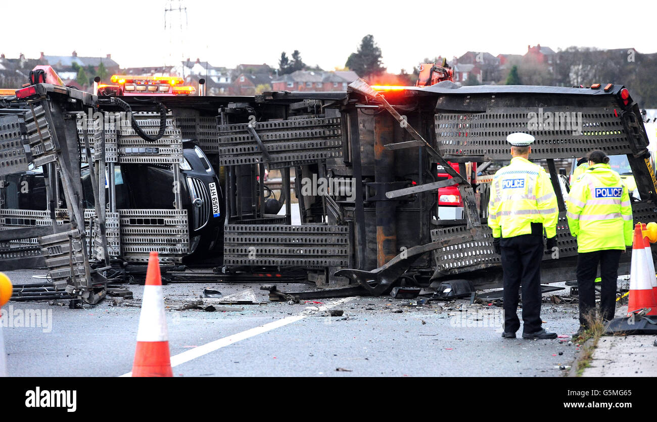 Ein Auto kann im Wrack eines Autotransporters gesehen werden, da es auf der nordwärts gelegenen M1-Fahrbahn bei Wakefield nach einem Unfall, der heute die Autobahn gesperrt hat, abgeräumt wird. Stockfoto