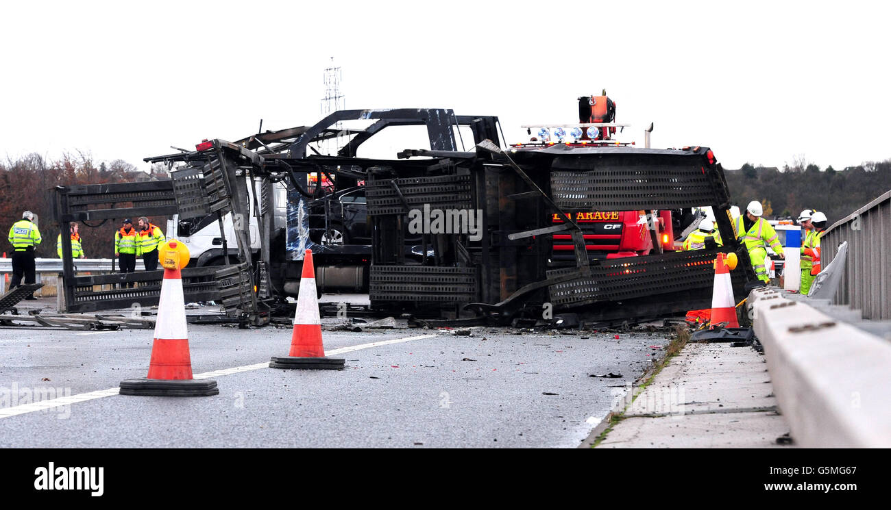 Auto Transporter LKW wirft Last Stockfoto