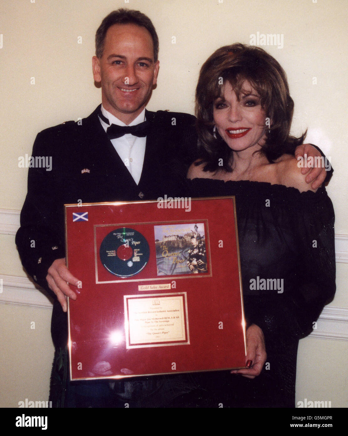 The Queen's Piper Jim Motherwell (links), der von Joan Collins für ihre Hochzeit rekrutiert wurde. Jim Motherwell spielt an den meisten Morgen unter dem Schlafzimmerfenster der Königin, aber im Februar wird er seine Dudelsäcke spielen, wenn Miss Collins. * .... 68 heiratet ihren fünften Mann, Percy Gibson, 32 Jahre jünger. Miss Collins bat Pipe Major Motherwell, bei ihrer Hochzeit zu spielen, nachdem sie ihm eine Gold Disc für seine meistverkaufte CD mit dem Titel The Queen's Piper übergab, die Spenden für Krebsorganisationen gesammelt hat. Stockfoto