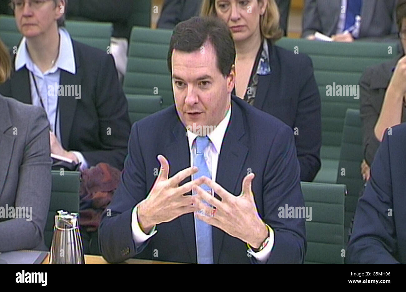 Schatzkanzler George Osborne gibt einer parlamentarischen Kommission für Bankenstandards im Portcullis House, London, Beweise. Stockfoto
