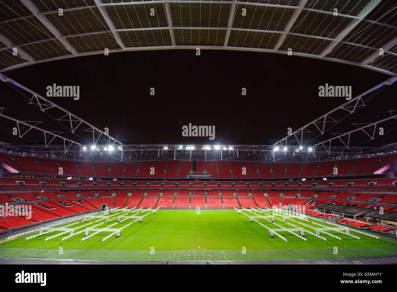 Absolute Radio RnR Fußball Jungs abends - Wembley-Stadion Stockfotografie -  Alamy