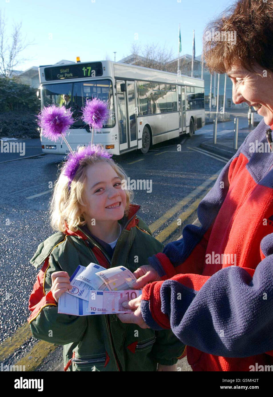 Sophie Milligan (links), die sechseinhalb Jahre alt ist, und Elizabeth Gilbert nutzen ihre Euros für den Reisebus Travel West Midlands vom Flughafen Birmingham ins Stadtzentrum. Stockfoto
