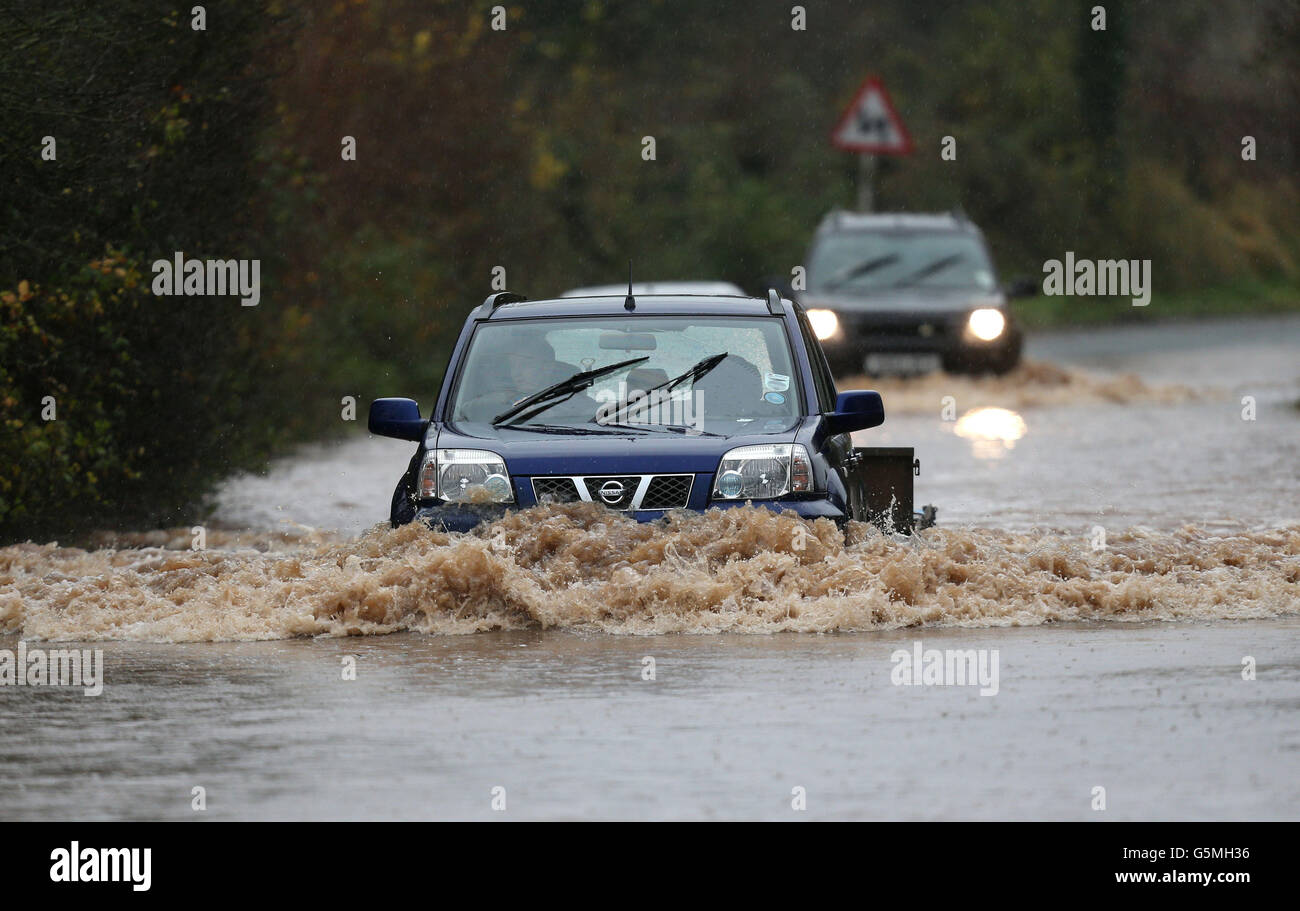 Autos machen ihren Weg durch Überschwemmungen im Dorf Norton in der Nähe von Worcester, als Autofahrer wurden aufgefordert, mehr Sorgfalt auf Großbritanniens Straßen heute nach Nacht Regenfälle verursacht einige Fahrer ihre Fahrzeuge verlassen, als öffentliche Autobahnen überflutet. Stockfoto