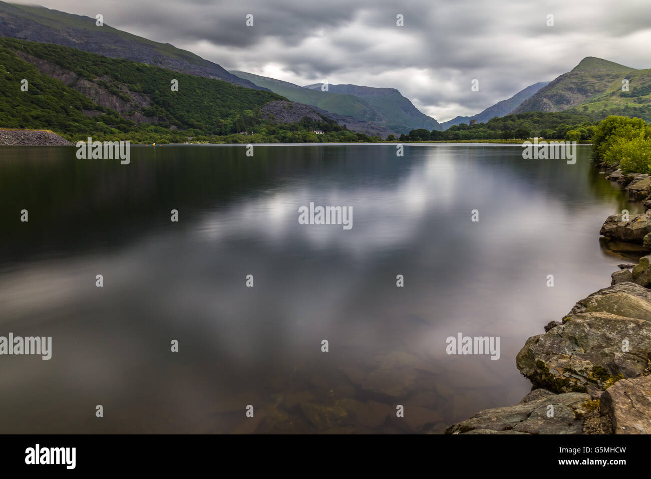 Llanberis, Gwynedd, Nordwesten Wales, See Llyn Padarn am Fuße des Snowdon und Dolbararn Burg. Stockfoto