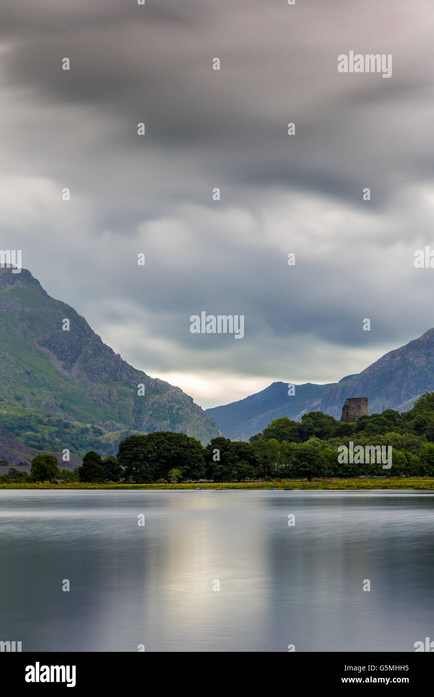 Llanberis, Gwynedd, Nordwesten Wales, See Llyn Padarn am Fuße des Snowdon und Dolbararn Burg. Stockfoto