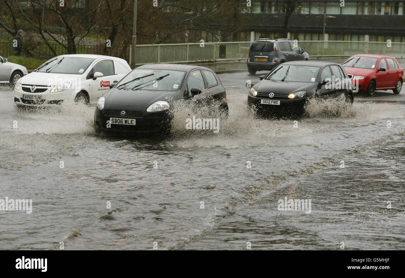 Ein Auto verhandelt eine überflutete Straße in Paisley, Schottland, da sintflutartige Regenfälle und starke Winde in einem großen Teil des Landes erwartet werden. Stockfoto