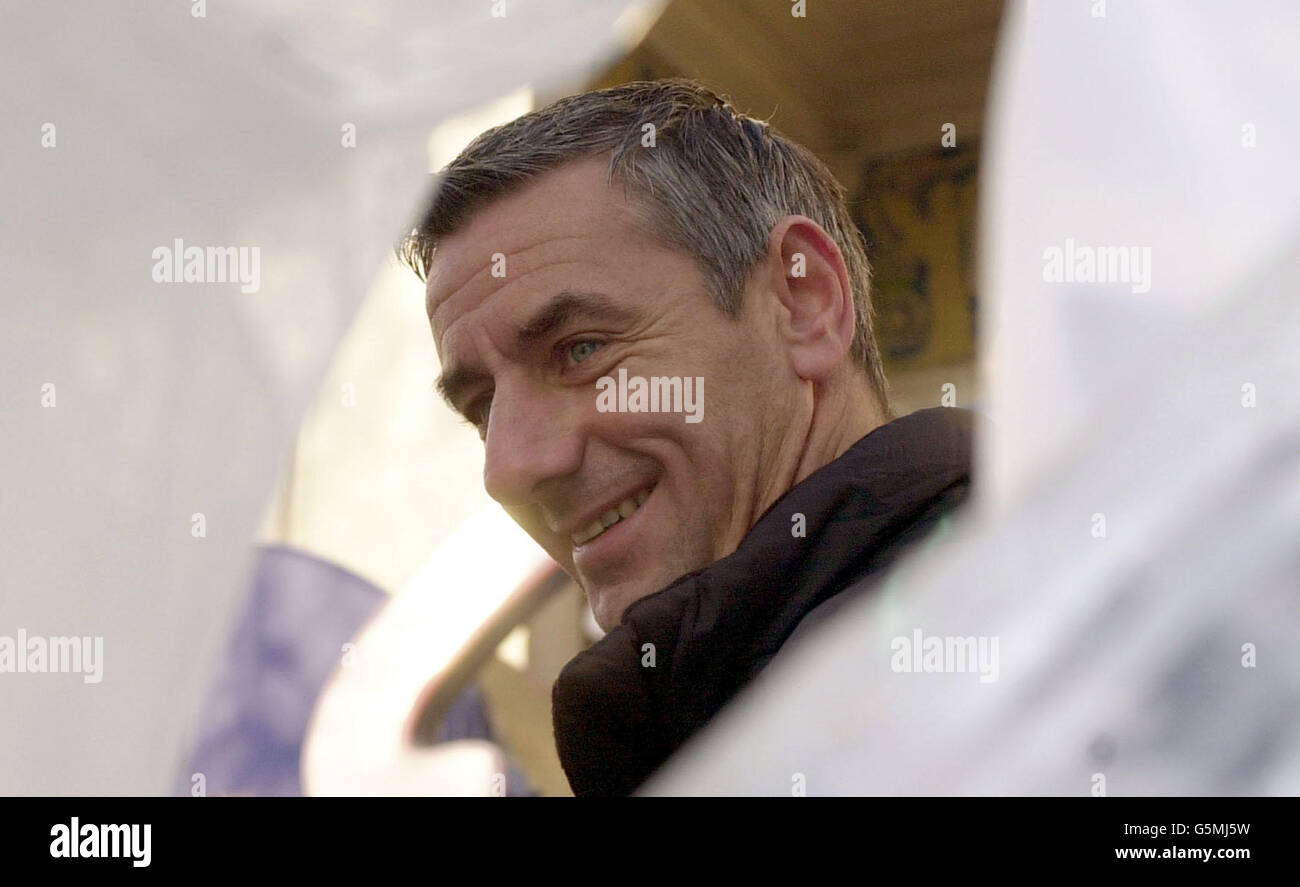 Der ehemalige Stürmer von Welsh International und Liverpool, Ian Rush, lächelt während einer Fotoserie auf dem Leicester Square im Zentrum von London, um die dritte Runde der F.A. zu fördern Becher. Viele Spiele sind wegen der eisigen Wetterbedingungen zweifelhaft befürchtet. Stockfoto