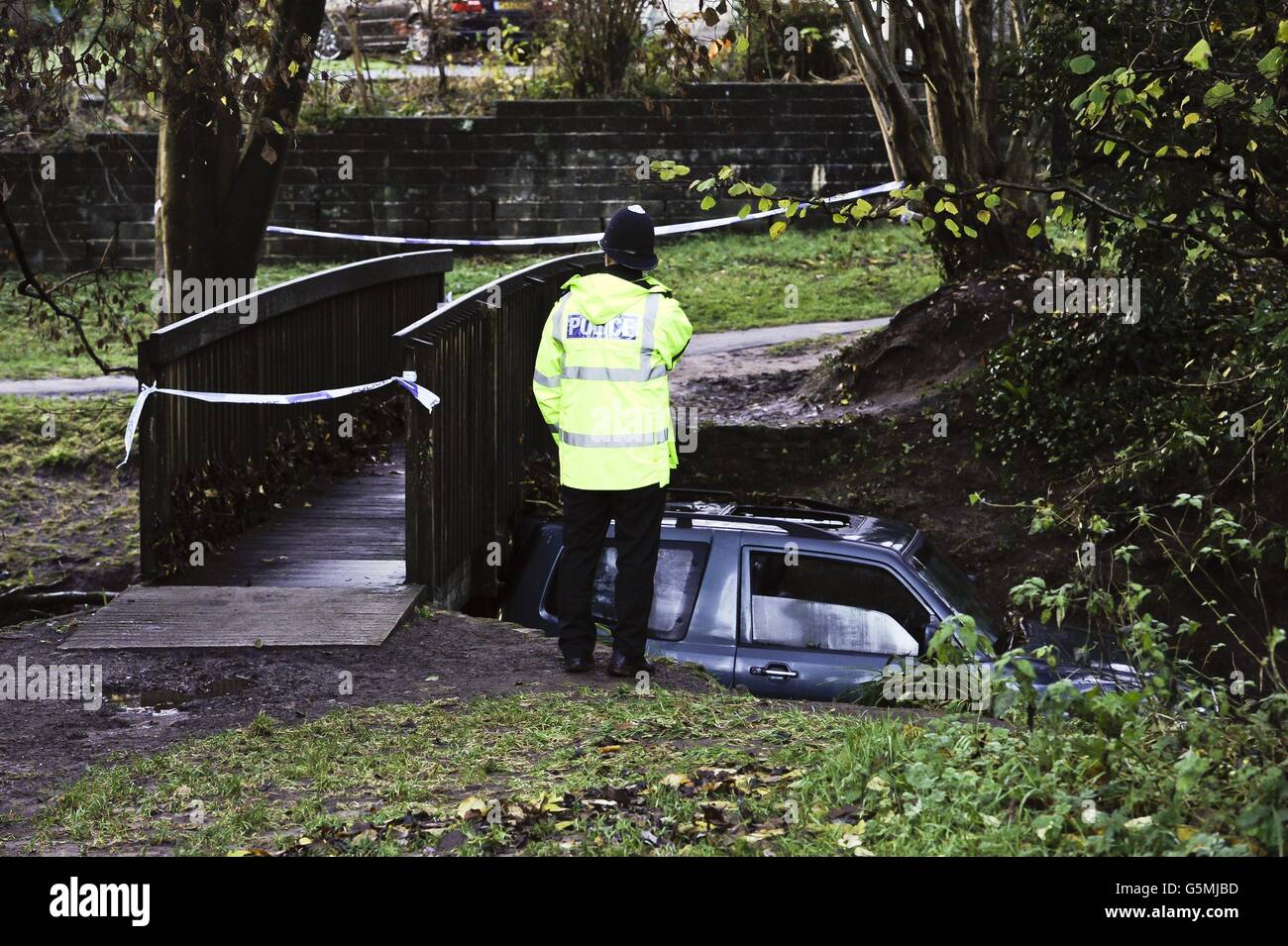 Ein Polizeibeamter am Tatort, an dem ein Mann starb, nachdem er in seinem Auto gefangen war, nachdem er eine furt im Dorf Chew Stoke in Somerset durchquert hatte. Stockfoto