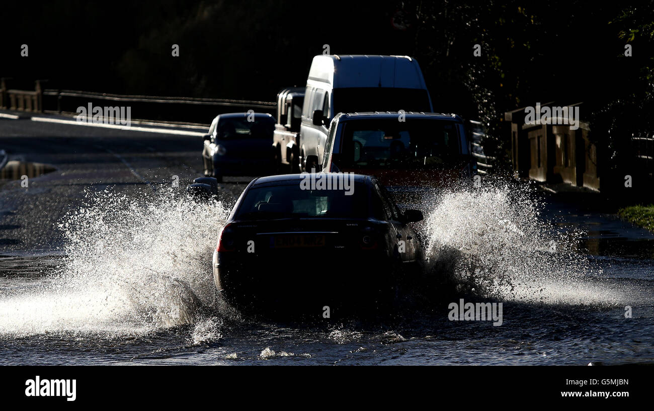 Autos machen ihren Weg durch Hochwasser auf Pershore High Street in Pershore, Worcestershire. Stockfoto