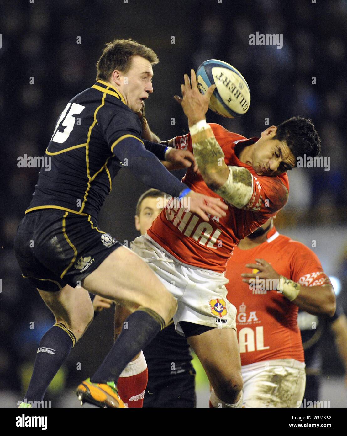 Rugby Union - EMV-Test - Schottland / Tonga - Pittodrie Stadium. Der schottische Stuart Hogg stößt beim EMC Test-Spiel im Pittodrie Stadium, Aberdeen, auf Tonga-Joe TU'ineau. Stockfoto