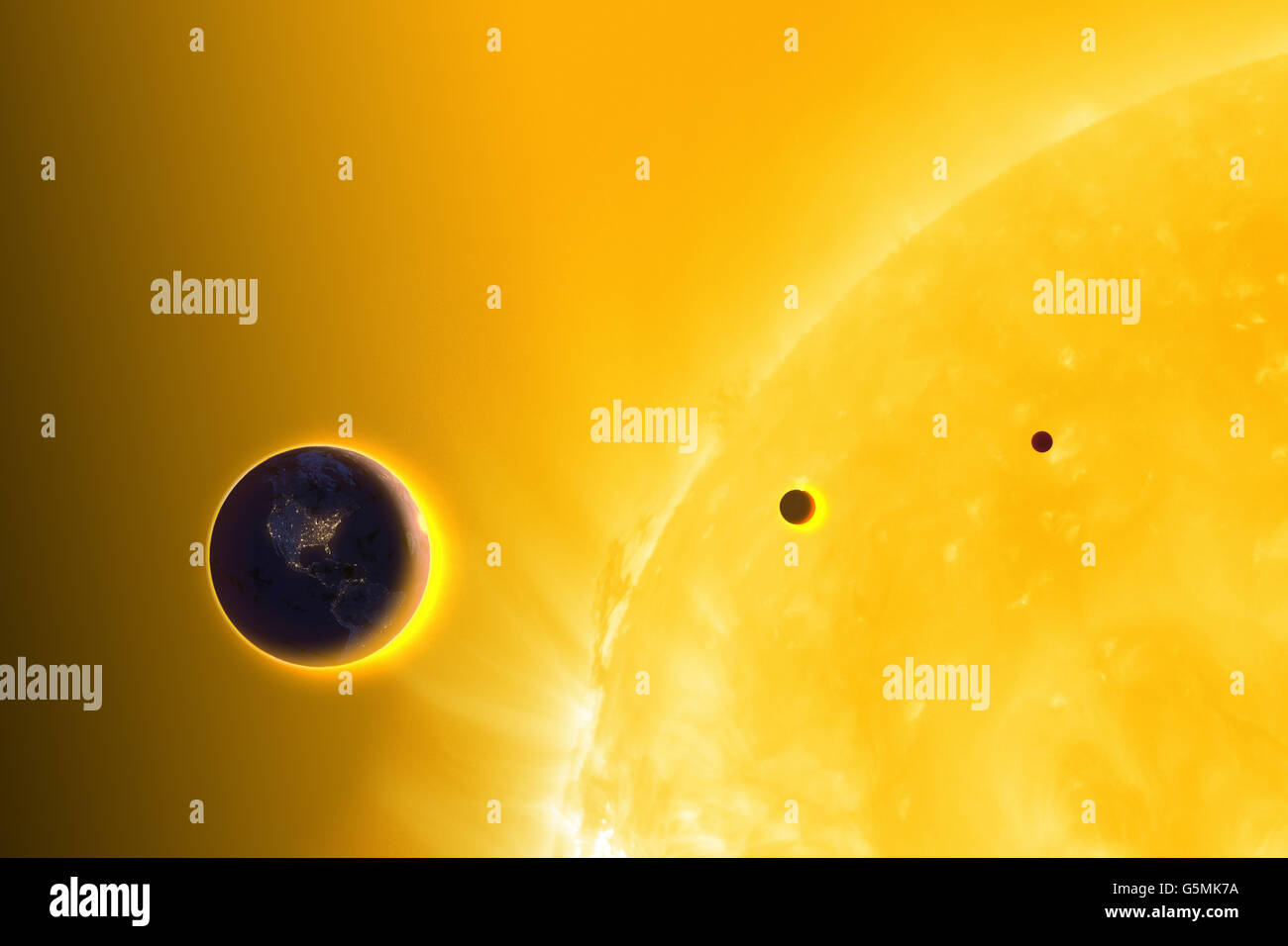 Erde, Venus, Merkur in der Umlaufbahn um die Sonne. Der Sonnen-Durchmesser beträgt ca. 109 mal die Erde Stockfoto