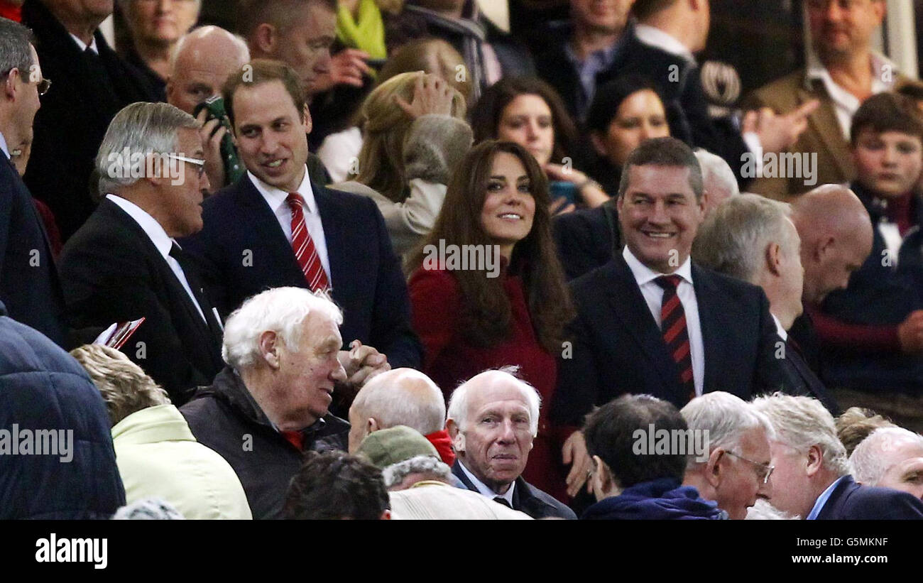 Der Duke und die Herzogin von Cambridge während des Dove Men Series Spiels im Millennium Stadium, Cardiff. Stockfoto