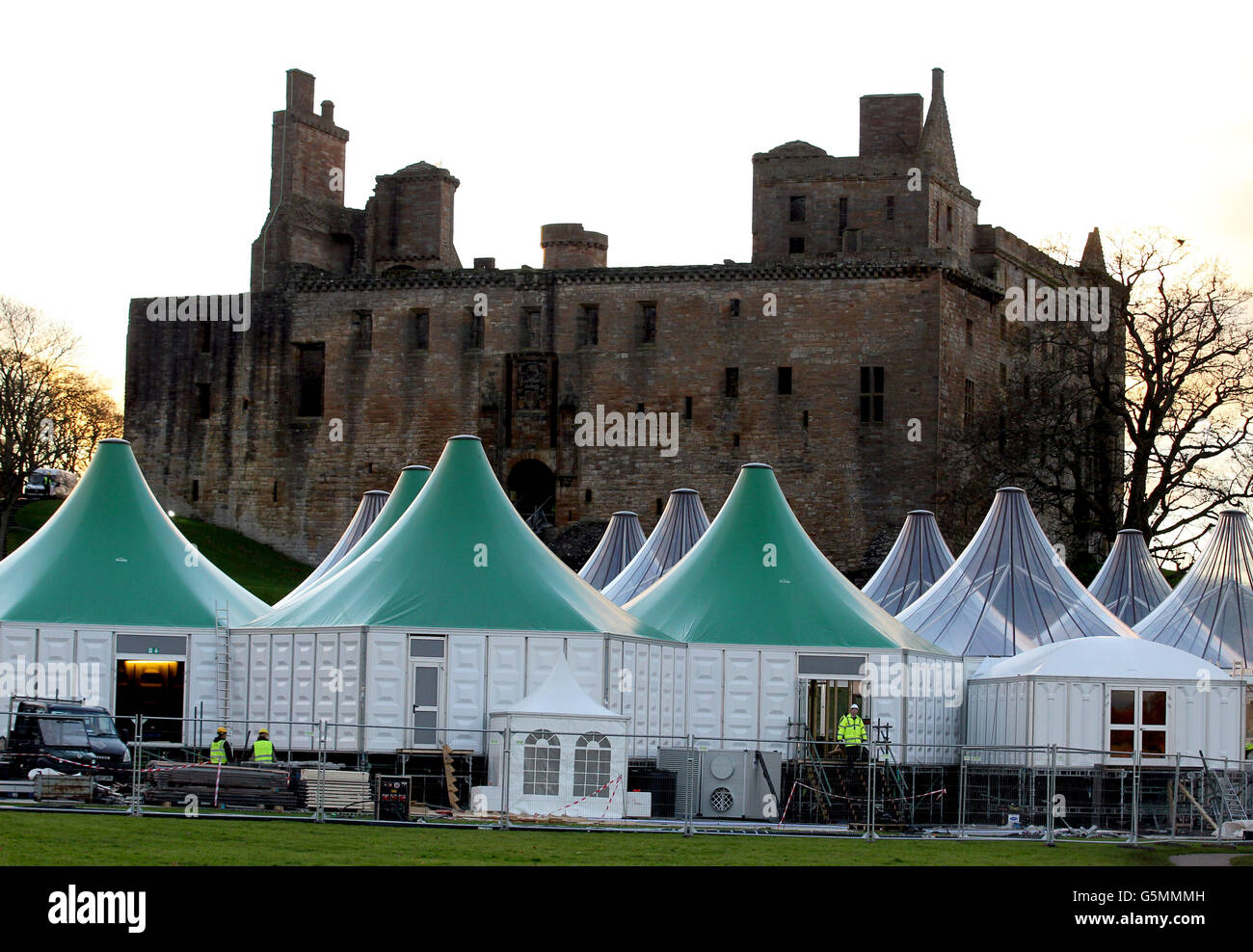 Sicherheitspersonal geht an zwölf Zelten vorbei, die außerhalb des historischen Linlithgow Palace in West Lothian errichtet wurden, während das französische Couture House Chanel sich darauf vorbereitet, nächste Woche seine erste Modenschau in Schottland zu zeigen. Stockfoto