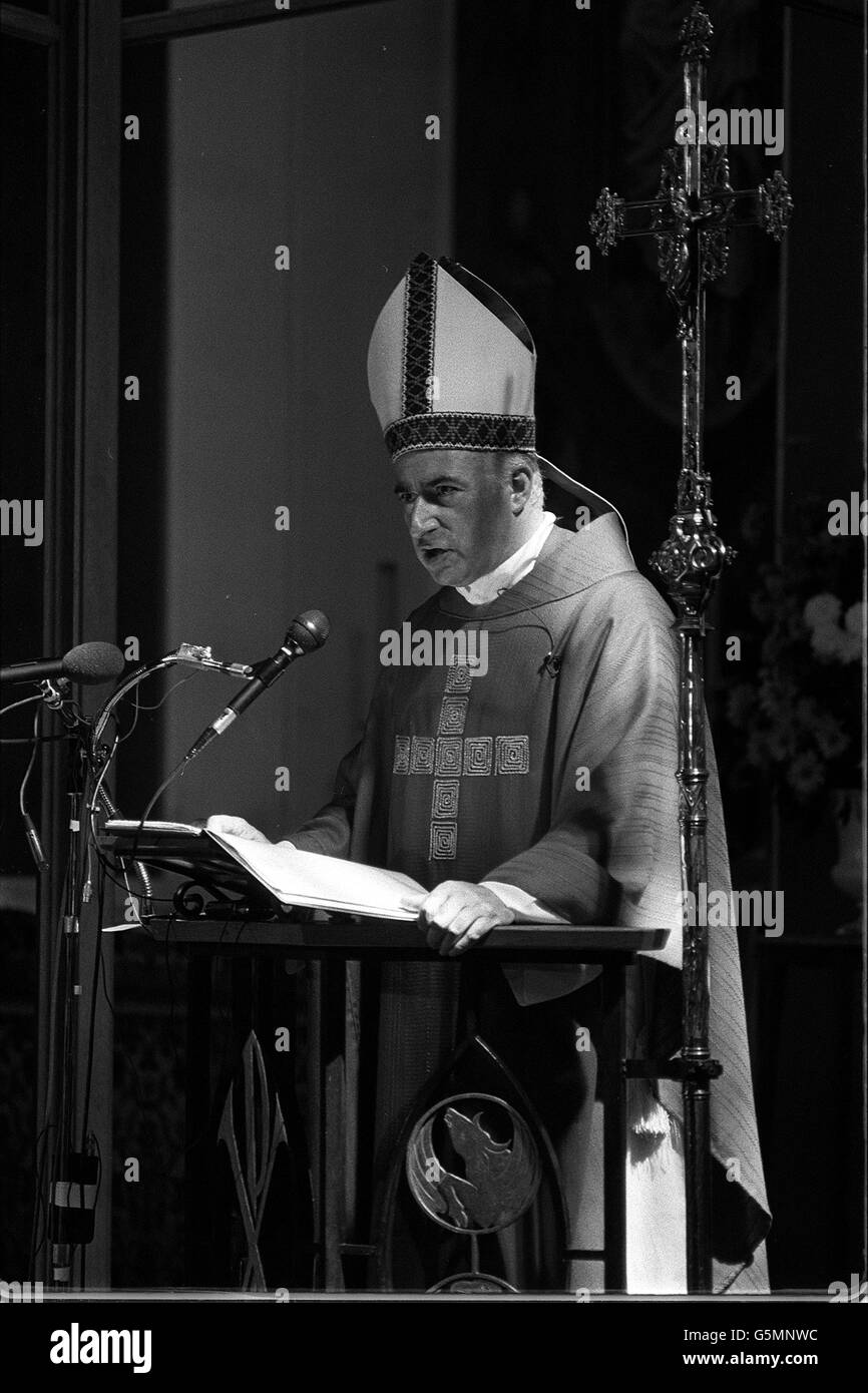 Der römisch-katholische Bischof Mario Conti liest während einer Requiem-Messe in der St. Mary's Cathedral in Aberdeen eine Sympathiebotschaft des Papstes für die Überlebenden und Verwandten der bei einer Ölbohrinsel-Katastrophe in der Nordsee Getöteten vor. Stockfoto