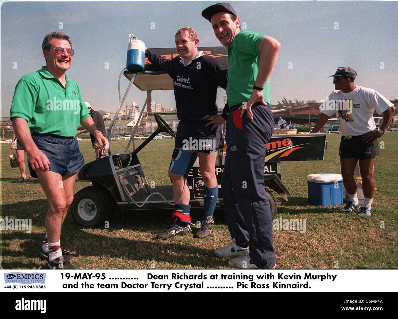 19-MAI-95 ........... Dean Richards beim Training mit Kevin Murphy und dem Team Doctor Terry Crystal Stockfoto