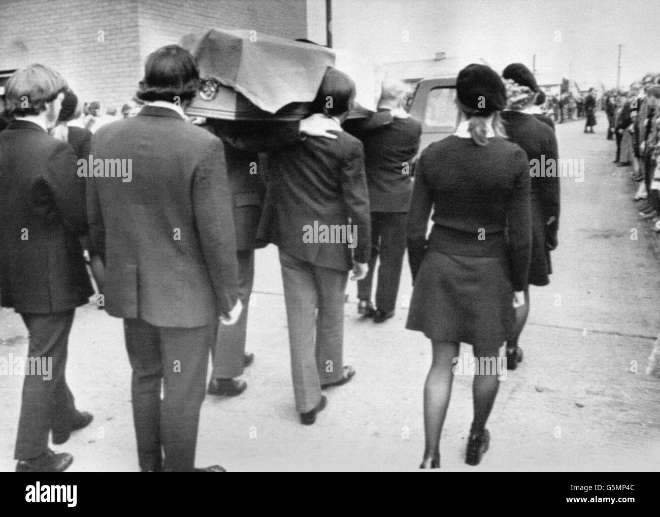 Der provisorische IRA-Führer James Bryson wird in Belfast zu einer Beerdigung im militärischen Stil überführt. Das Cortege ist auf dem Weg zum Friedhof von Milltown abgebildet, begleitet von Mitgliedern der Frauen-IRA und einem einmütigen Pfeifer. Bryson wurde in einer Waffenschlacht getötet. Stockfoto Der provisorische IRA-Führer James Bryson wird in Belfast zu einer Beerdigung im militärischen Stil überführt. Das Cortege ist auf dem Weg zum Friedhof von Milltown abgebildet, begleitet von Mitgliedern der Frauen-IRA und einem einmütigen Pfeifer. Bryson wurde in einer Waffenschlacht getötet. Stockfoto