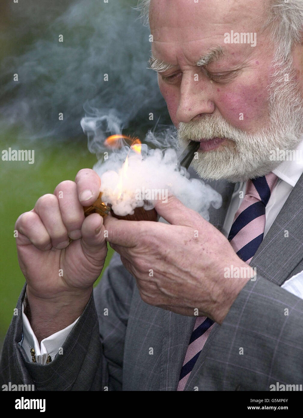 Pipesmoker des Jahres 2002 Richard Dunhill im Savoy Gardens London. Dunhill ist Enkel von Alfred Dunhill dem Grunder des Luxusguterunternehmens und ist Life President von Alfred Dunhill Limited Stockf...