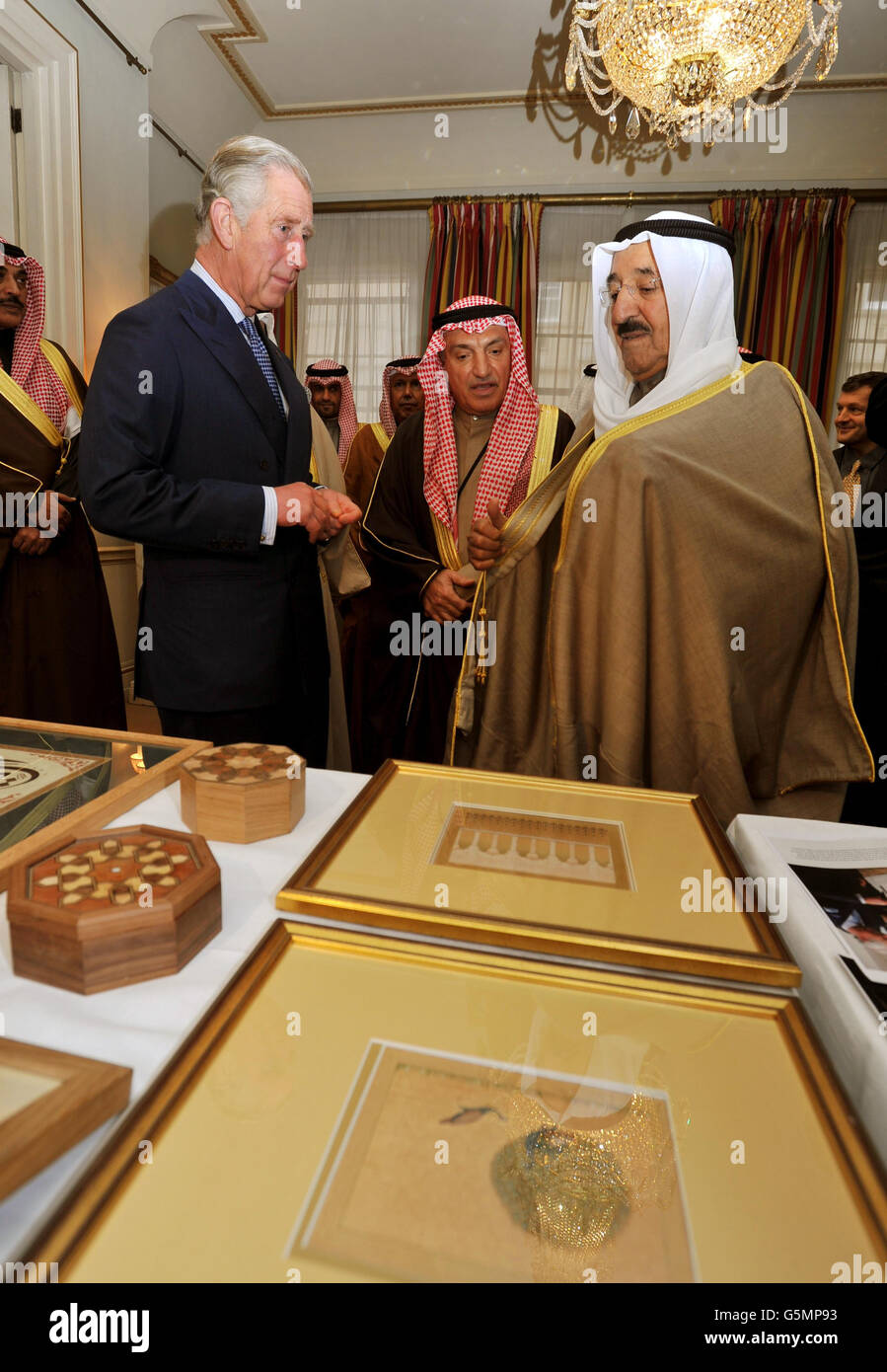 Der Prinz von Wales mit seiner Hoheit Scheich Sabah Al-Ahmad Al-Jaber Al Sabah (rechts) der Amir von Kuwait, während seines Besuchs, um die von den Charities des Prinzen produzierten künstlerischen Arbeiten über islamische Kunst zu sehen, während eines Besuchs in seinem Wohnhaus Clarence House im Zentrum von London. Stockfoto