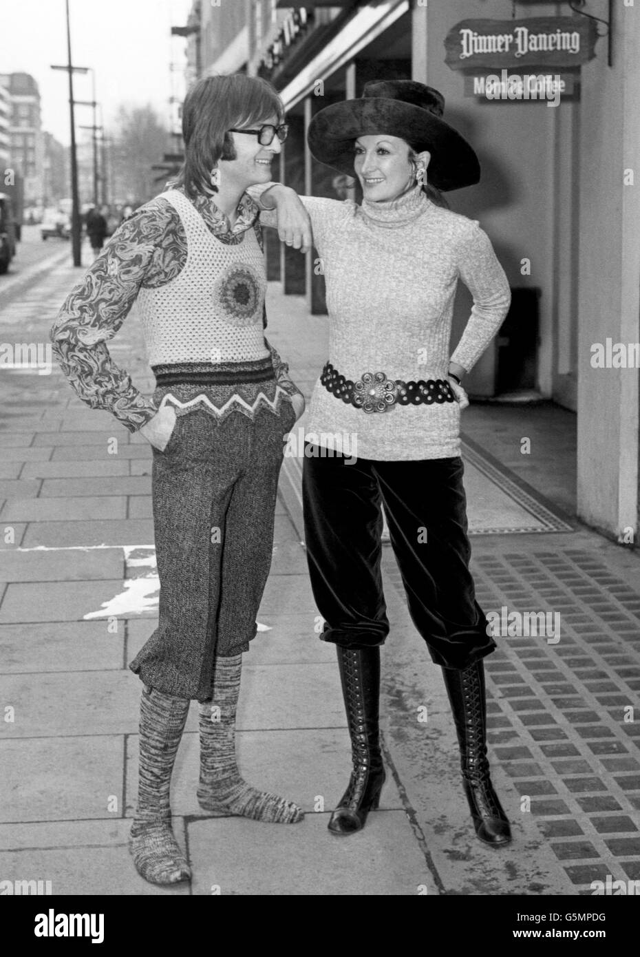 Seine und ihre Entwürfe von Yves St Laurent, dem Pariser Designer, der bei der Eröffnung seines neuen Herrenmode-Shops Rive Gauche in der Brompton Road gezeigt wurde. Stockfoto