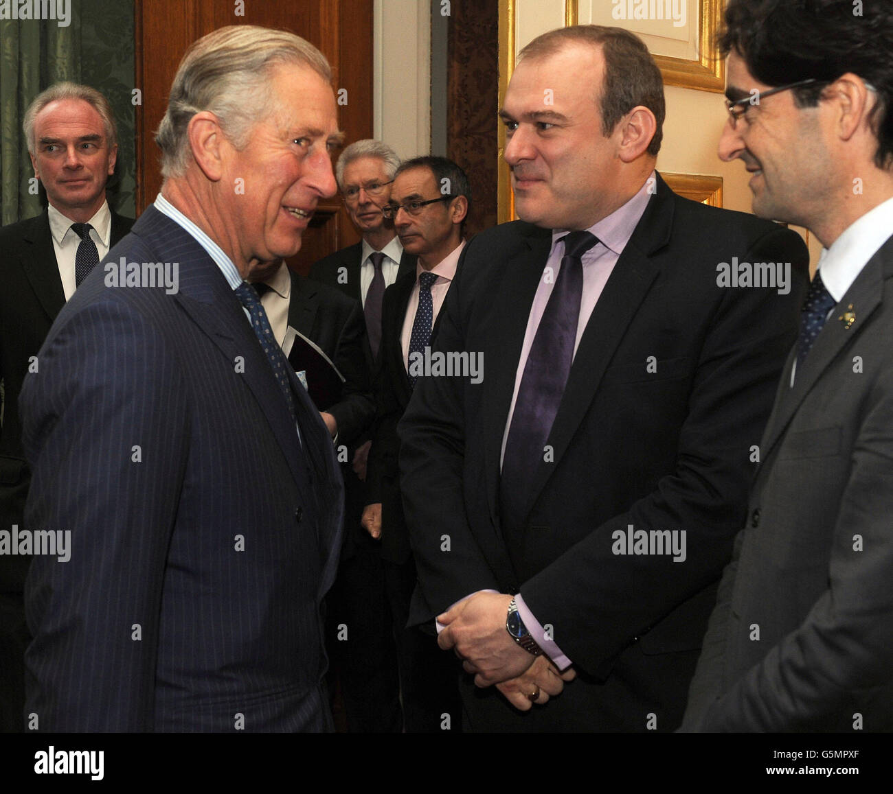 Der Prinz von Wales begrüßt den Staatssekretär für Energie und Klimawandel, Ed Davey (Mitte), bevor er im Thorne Room im Clarence House, London, ein Treffen internationaler Staats- und Regierungschefs zur Diskussion über die Eindämmung der weltweiten Entwaldung veranstaltet. Stockfoto