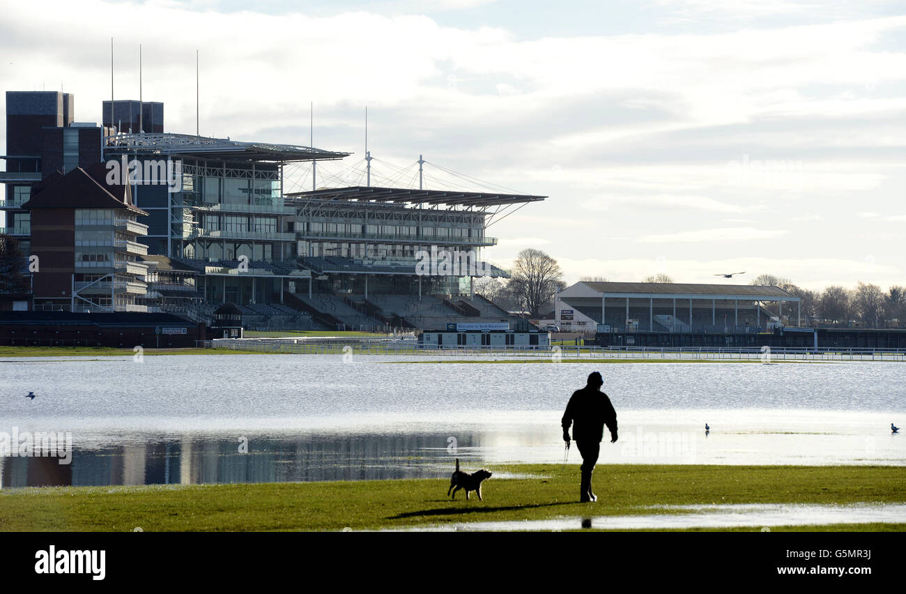 Die historische Rennbahn Knavesmire in York und York, umgeben von stehenden Fluten, während die Überschwemmungswerte in anderen Teilen des Nordens zu sinken beginnen. Stockfoto