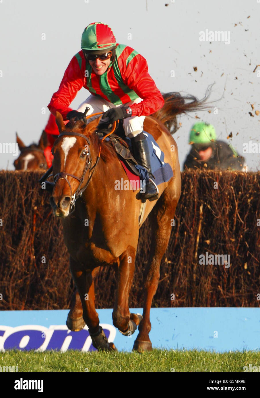 Tony McCoy führt vor Benefficient Timmy Murphy an, während Harry Topper sich ganz hinten sitzt (rechts), bevor er während des Sportingbet Winter Festivals auf der Rennbahn Newbury den GPG-Novizen-Kirchturm Chase gewinnt. Stockfoto